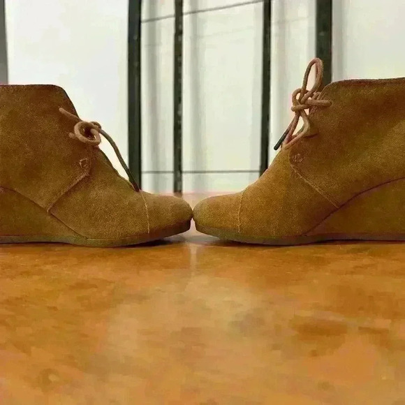 Tom’s Booties - Picture 1 of 5